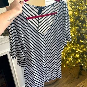 Sexy, lightly  worn White House black market top!